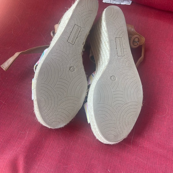 Cute pair of Sandals! - Picture 2 of 3